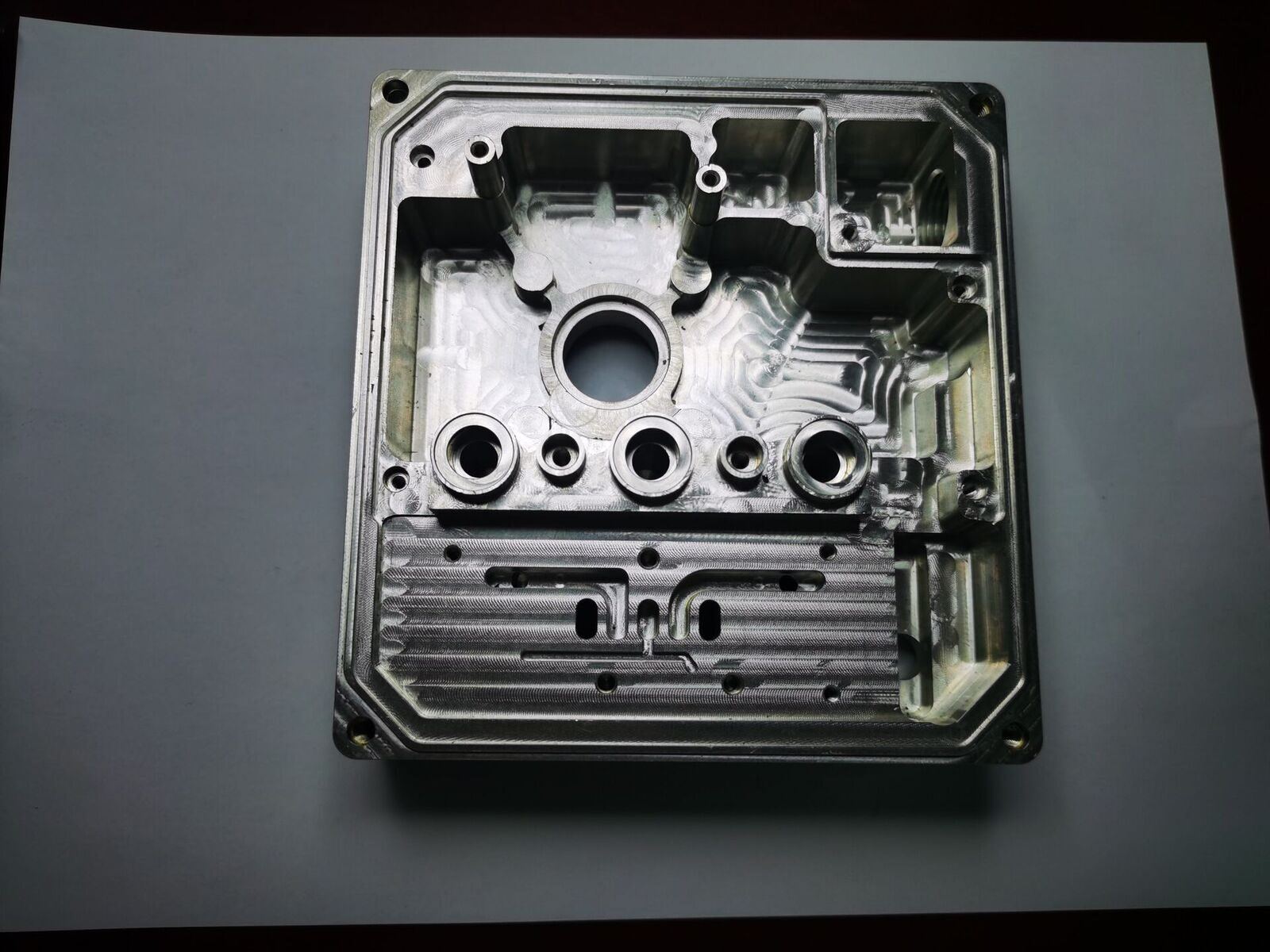 Gefrästes Aluminiumgehäuse mit Innenkonturen