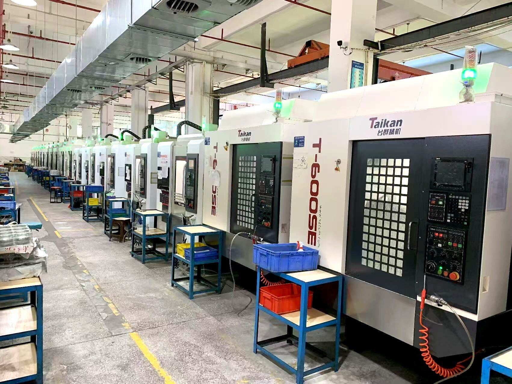 CNC-Fertigungshalle mit Arbeitszellen und Bereitstellflächen