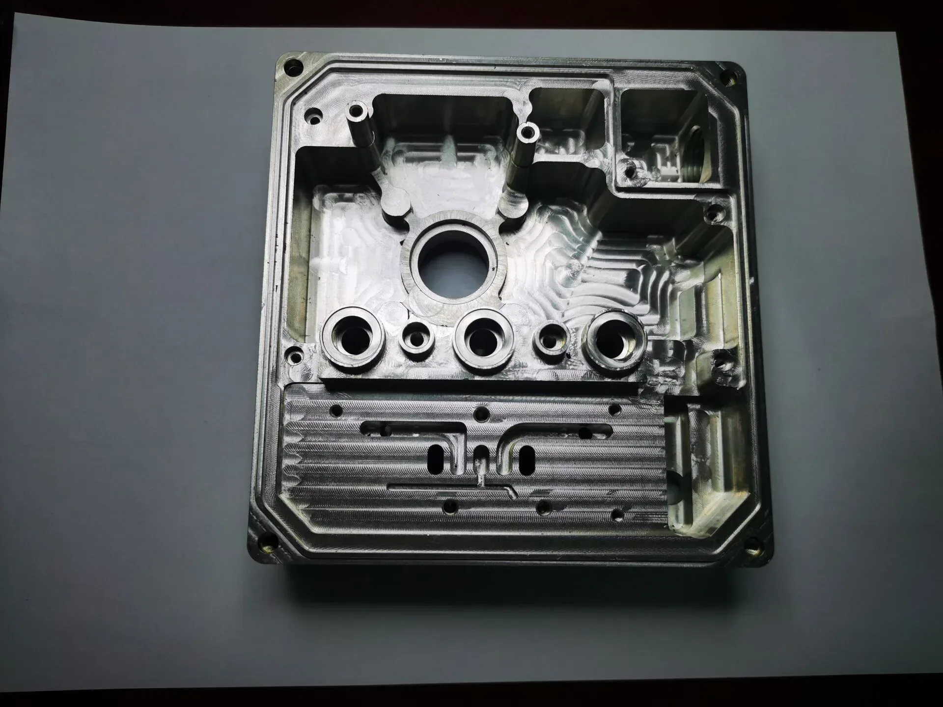 Machined aluminium valve body with controlled surface finish on sealing faces